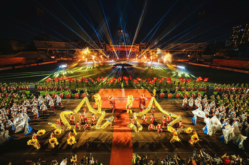 Gần 600 học viên cảnh sát đồng diễn trống hội tại sân Hàng Đẫy. Gần 600 học viên cảnh sát đồng diễn trống hội tại sân Hàng Đẫy.