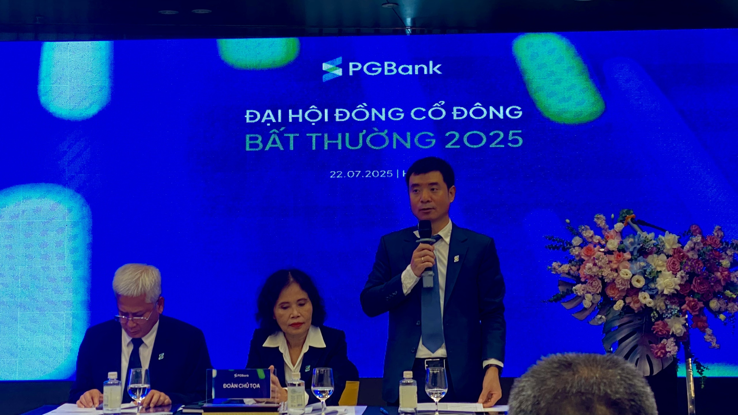 Ông Nguyễn Văn Hương (phải) - Tổng giám đốc PGBank Ông Nguyễn Văn Hương (phải) - Tổng giám đốc PGBank