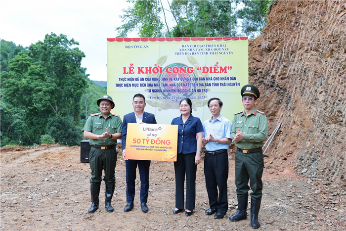 Ông Hồ Nam Tiến, Phó Chủ tịch Thường trực HĐQT LPBank trao tặng 50 tỷ đồng cho tỉnh Thái Nguyên