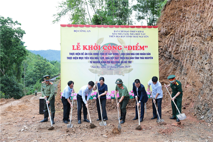 Lãnh đạo Bộ Công an, tỉnh Thái Nguyên và LPBank thực hiện nghi thức động thổ xây dựng những căn nhà đầu tiên cho người dân trên địa bàn