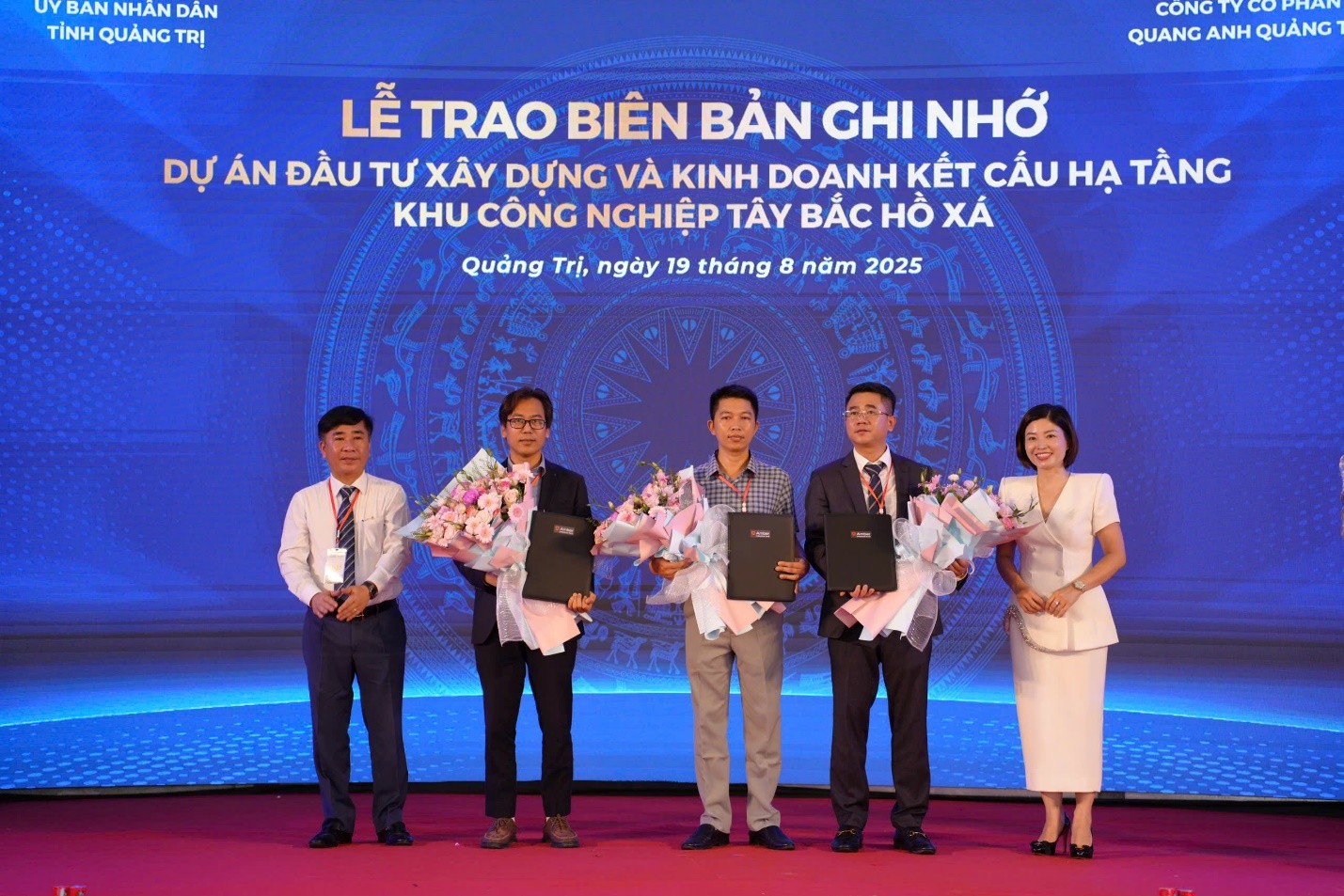 Khu công nghiệp cũng tiến hành buổi lễ trao Biên bản Ghi nhớ Hợp tác cho ba nhà đầu tư thứ cấp Khu công nghiệp cũng tiến hành buổi lễ trao Biên bản Ghi nhớ Hợp tác cho ba nhà đầu tư thứ cấp