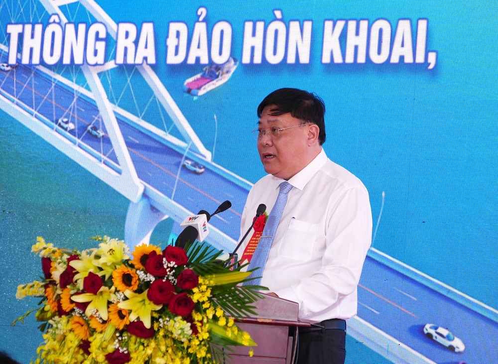 Phó Bí thư Tỉnh ủy, Chủ tịch UBND tỉnh Phạm Thành Ngại phát biểu tại lễ khởi công tuyến đường bộ cao tốc Cà Mau – Đất Mũi, tuyến giao thông ra đảo Hòn Khoai và Cảng tổng hợp lưỡng dụng Hòn Khoai