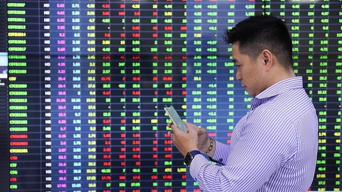 
									 UBCKNN yêu cầu giám sát chặt cổ phiếu biến động mạnh, xác định giao dịch bất thường
								 