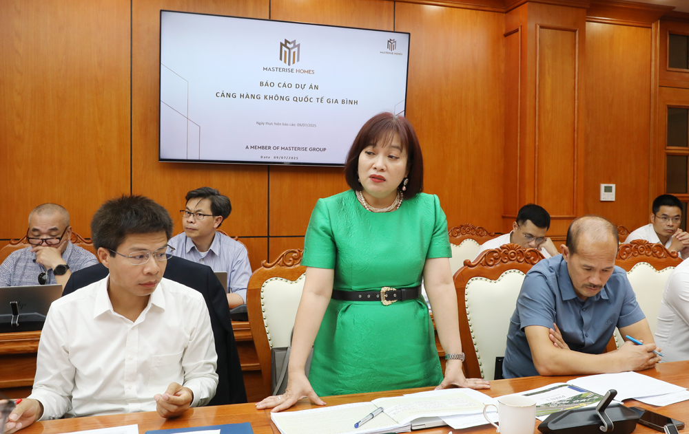 Đại diện Masterise Group phát biểu trong buổi làm việc với UBND tỉnh Bắc Ninh về việc đôn đốc tiến độ triển khai dự án Cảng hàng không quốc tế Gia Bình (Ảnh: Báo và Phát thanh, Truyền hình Bắc Ninh)