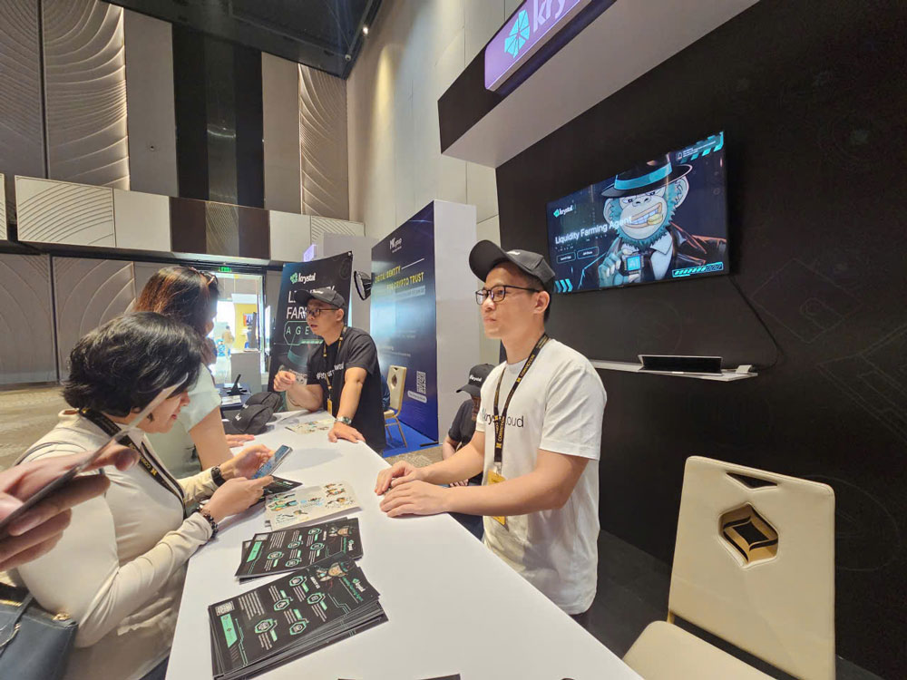 Khách tham dự tìm hiểu các dự án công nghệ Blockchain tại Ngày hội Công nghệ TPHCM - Conviction 2025, ngày 9-8