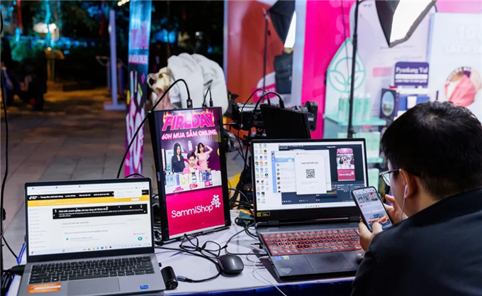 
									 
									 TikTok Shop tăng phí sàn 300%: Người bán "đi không được, ở chẳng xong"
								 
								 