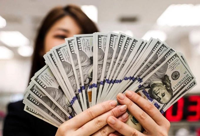 
									 Giá USD lập kỷ lục mới
								 