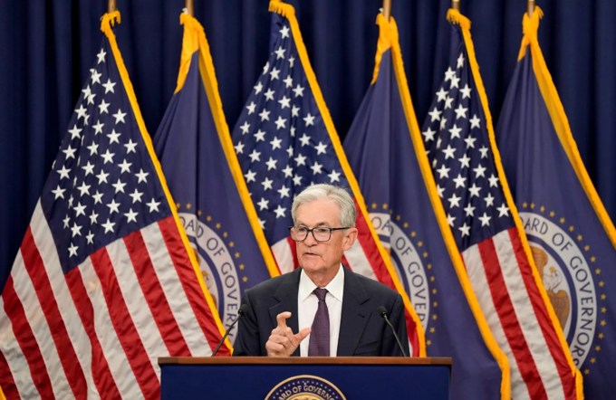 Tại sao Fed cắt giảm lãi suất khi lạm phát vẫn là mối lo ngại?