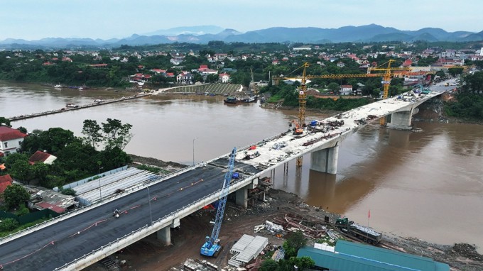 Thủ tướng: Giao quân đội làm cầu Phong Châu giúp tiết kiệm 300 tỷ đồng, giảm thời gian triển khai từ 1 năm xuống còn 10 tháng