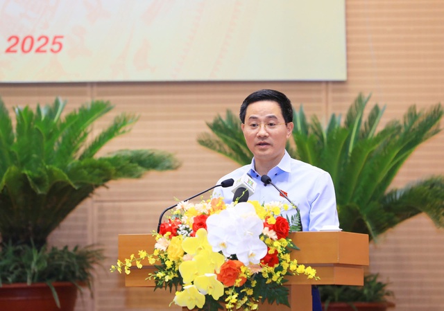 Giám đốc Sở Khoa học và Công nghệ TP Hà Nội Trần Anh Tuấn trình bày tờ trình của UBND