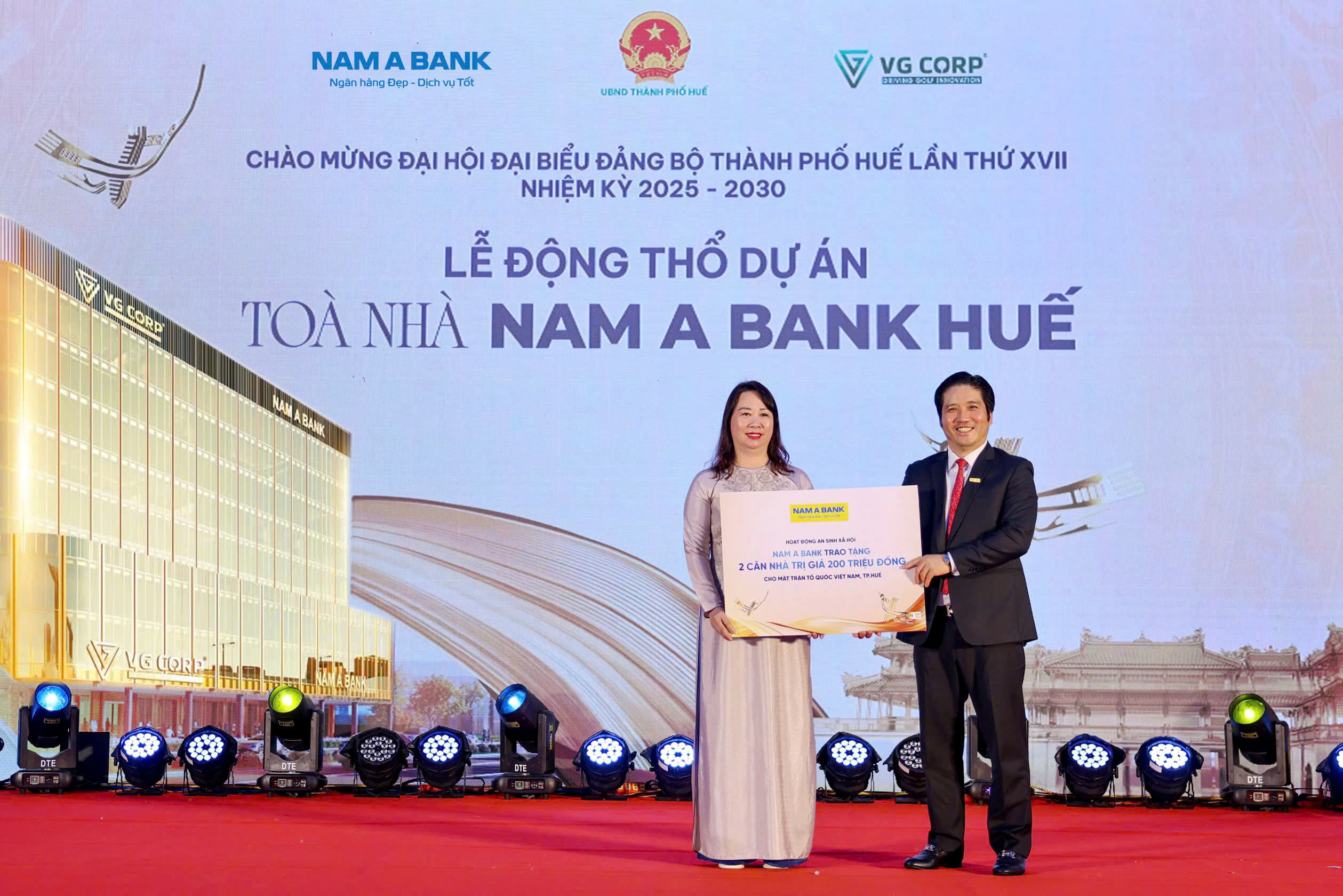 Ông Trần Khải Hoàn – Thành viên Hội đồng quản trị kiêm Quyền Tổng giám đốc Nam A Bank trao tặng 2 căn nhà an sinh xã hội cho địa phương