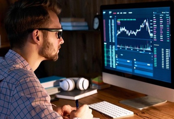 Khối ngoại bán ròng 3.000 tỷ đồng tuần qua, xả mạnh VCB và VHM