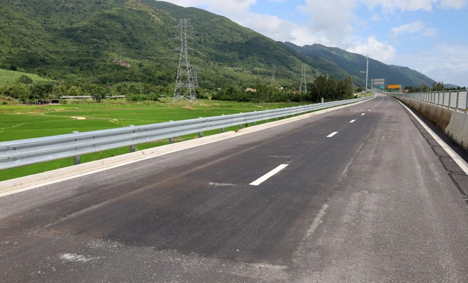 Hơn 13 km cao tốc Vân Phong – Nha Trang chưa đưa vào khai thác đã xuất hiện hư hỏng, nhiều vị trí bị bóc lên thảm lại trước ngày thông xe