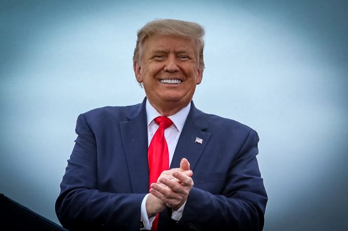Trump hoãn tăng thuế nhập khẩu loạt mặt hàng thiết yếu