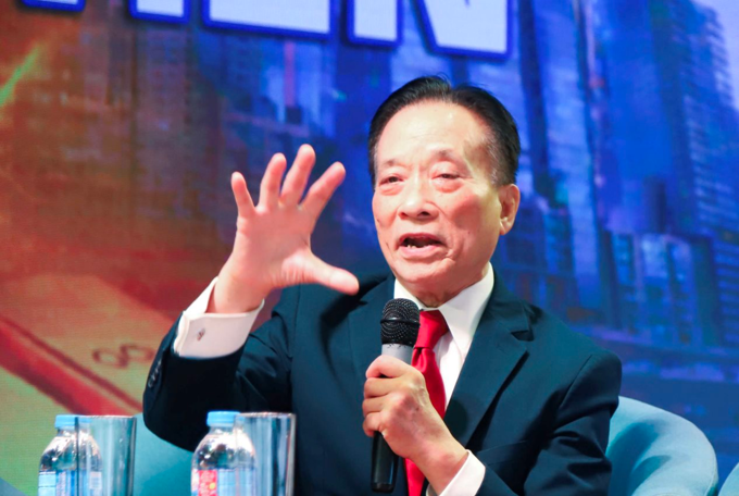 Giá vàng có thể lên 170 triệu đồng/lượng: TS. Nguyễn Trí Hiếu khuyên nhà đầu tư giữ vàng, đừng sang đất