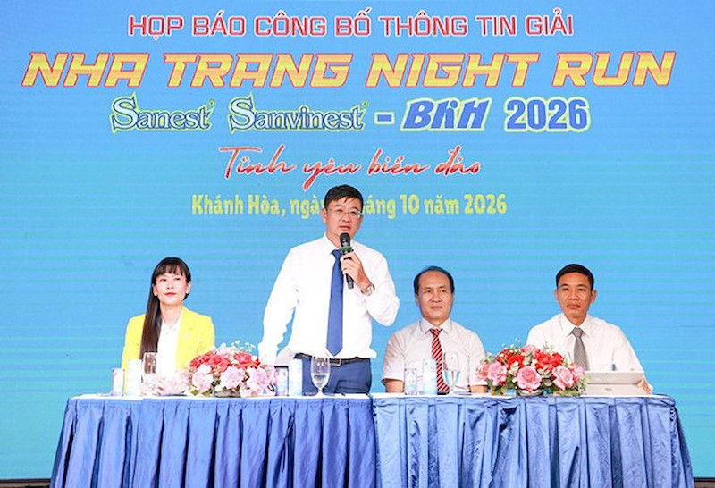 Ông Lê Hoàng Triều, Giám đốc Báo và Phát thanh, Truyền hình Khánh Hòa, Trưởng Ban tổ chức giải phát biểu tại buổi họp báo