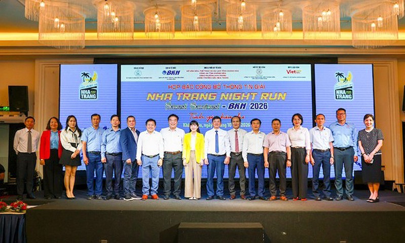 Đại diện ban tổ chức cùng các đơn vị đồng hành, nhà tài trợ chụp hình lưu niệm tại buổi họp báo