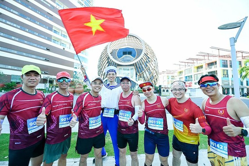 Vận động viên giải chạy Tiền Phong Marathon 2026 ghi lại khoảnh khắc tại Nhà hát Đó – công trình biểu tượng tại Libera Nha Trang