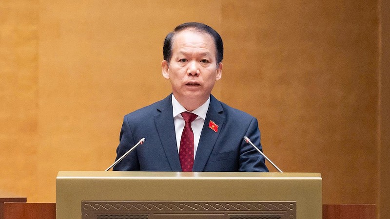 Bộ trưởng Bộ Tư pháp Hoàng Thanh Tùng trình bày tờ trình dự án Luật Đất đai (sửa đổi) sáng 22/10 (Ảnh: Cổng thông tin điện tử Quốc hội)