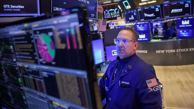 Alphabet lao dốc, Microsoft hụt hơi, Nasdaq mất 365 điểm