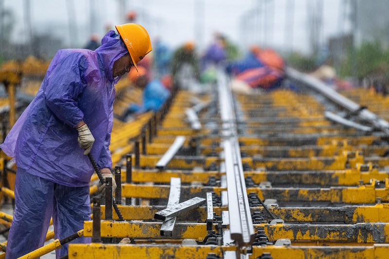 Công nhân thi công hạng mục ray tuyến tàu điện nhẹ LRT tại Phú Quốc