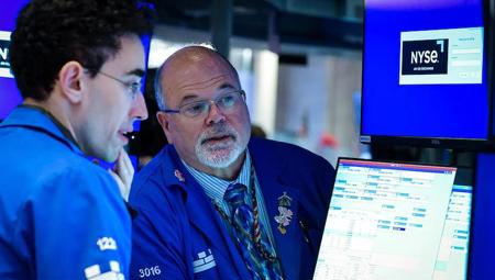Dow Jones tăng 250 điểm, Nasdaq áp sát kỷ lục sau báo cáo việc làm Mỹ