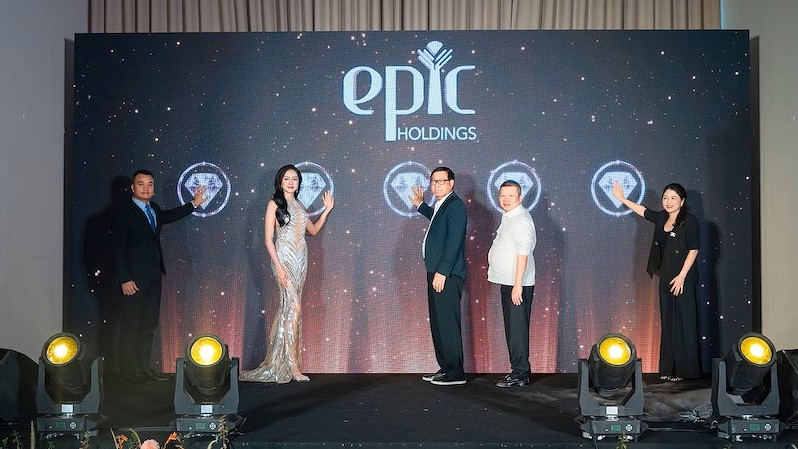Ông Phạm Hoành Sơn (thứ 2 từ phải sang), Chủ tịch Tập đoàn Hoành Sơn, tham dự lễ ra mắt Epic Holdings và bộ sưu tập Timeless Collection ngày 28/10 Ông Phạm Hoành Sơn (thứ 2 từ phải sang), Chủ tịch Tập đoàn Hoành Sơn, tham dự lễ ra mắt Epic Holdings và bộ sưu tập Timeless Collection ngày 28/10