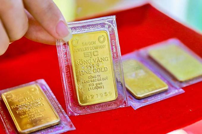 Giá vàng hôm nay: SJC giữ mốc 143,5 triệu đồng/lượng, vàng thế giới neo quanh 4.160 USD/oz