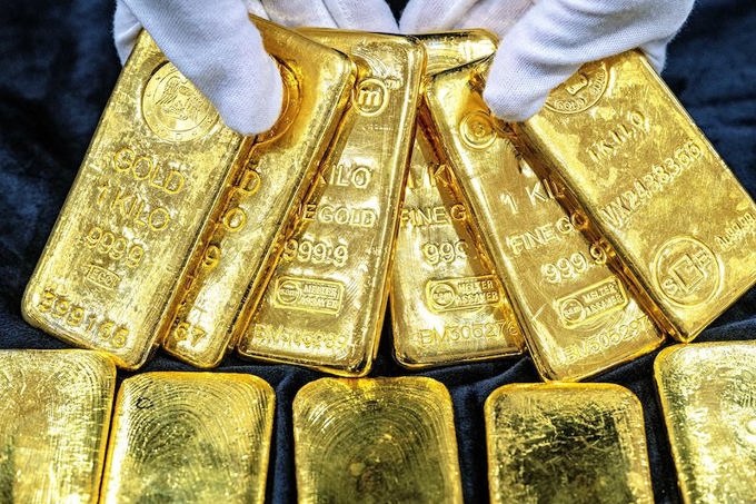 Giá vàng hôm nay: SJC đi ngang, vàng thế giới giằng co quanh 4.000 USD/oz