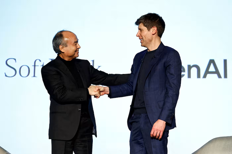 Masayoshi Son (bên trái) cùng với Sam Altman, giám đốc điều hành của OpenAI.