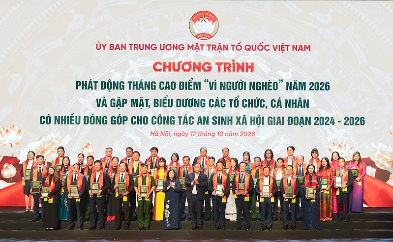 Đồng chí Bùi Thị Minh Hoài - Ủy viên Bộ Chính trị, Bí thư Trung ương Đảng, Chủ tịch Ủy ban Trung ương MTTQ Việt Nam và đồng chí Phạm Gia Túc - Ủy viên Bộ Chính trị, Phó Thủ tướng Thường trực Chính phủ vinh danh 23 tập thể tổ chức tín dụng thuộc ngành Ngân hàng và các đại biểu tại Chương trình