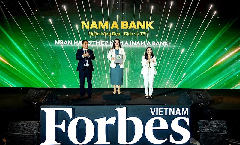 Đại diện Nam A Bank nhận vinh danh Top 50 Doanh nghiệp Dẫn đầu về ESG Việt Nam