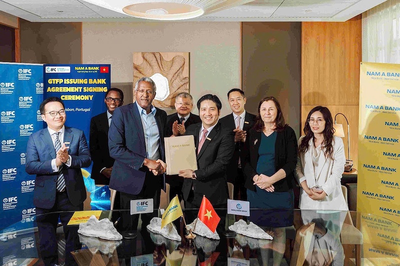 Nam A Bank ký kết hợp tác sâu rộng với Tổ chức tài chính quốc tế (IFC) tại thủ đô Lisbon (Bồ Đào Nha). Nam A Bank ký kết hợp tác sâu rộng với Tổ chức tài chính quốc tế (IFC) tại thủ đô Lisbon (Bồ Đào Nha).