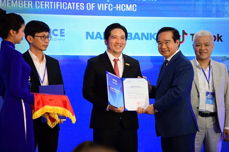 Ông Nguyễn Văn Được, Ủy viên Trung ương Đảng, Phó bí thư Thành ủy, Chủ tịch UBND TP.HCM - Phó Chủ tịch Hội đồng điều hành VIFC - HCMC trao Chứng nhận Thành viên chiến lược cho đại diện Nam A Bank - ông Trần Khải Hoàn, Thành viên HĐQT - Tổng giám đốc Nam A Bank. Ông Nguyễn Văn Được, Ủy viên Trung ương Đảng, Phó bí thư Thành ủy, Chủ tịch UBND TP.HCM - Phó Chủ tịch Hội đồng điều hành VIFC - HCMC trao Chứng nhận Thành viên chiến lược cho đại diện Nam A Bank - ông Trần Khải Hoàn, Thành viên HĐQT - Tổng giám đốc Nam A Bank.