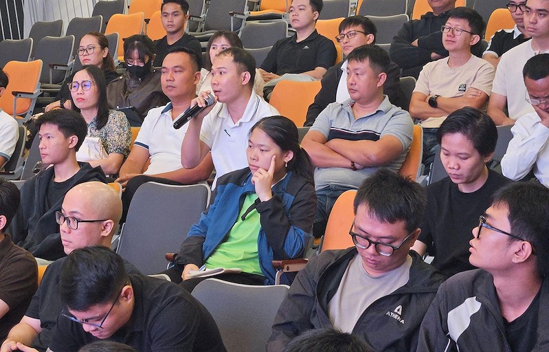 Các nhà đầu tư trao đổi, giao lưu với chuyên gia tại Hội thảo. (Ảnh: Chứng khoán Nhất Việt)
