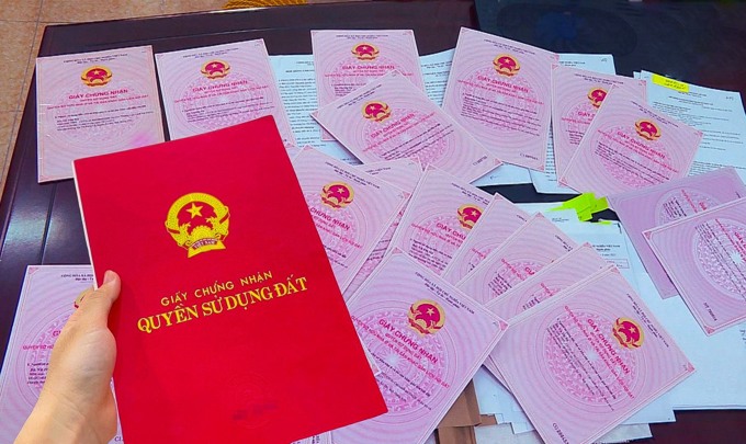 Chủ tịch xã được trao quyền cấp sổ đỏ cho người dân