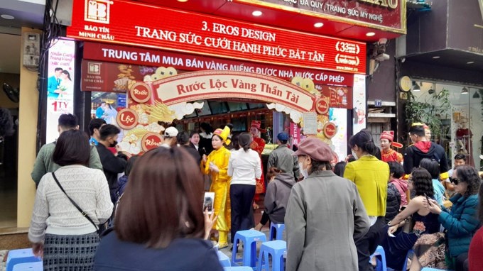 Giá vàng tăng nóng trước ngày Vía Thần Tài: Doanh nghiệp khai xuân sớm, người dân hào hứng sắm vàng lấy lộc!