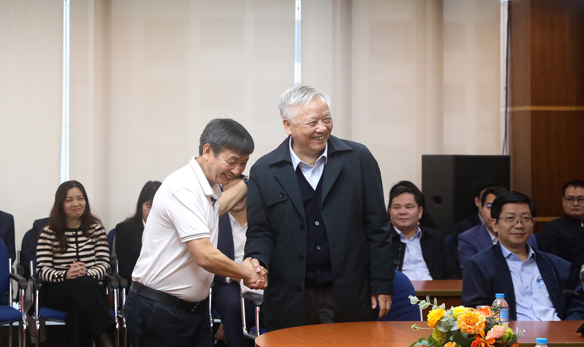 Tổng Giám đốc Nguyễn Xuân Đông (trái) bắt tay Chủ tịch Hội đồng Chiến lược Đào Ngọc Thanh