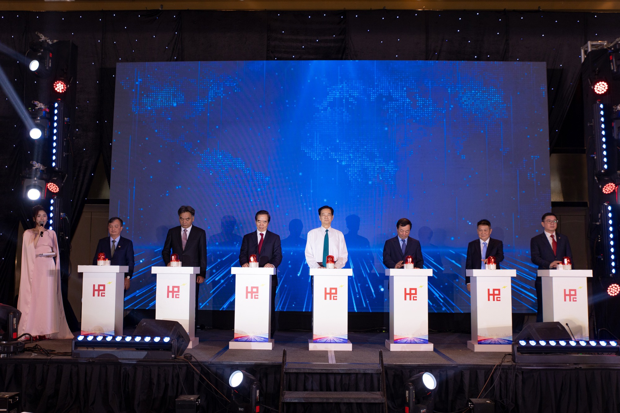 Các đại biểu thực hiện nghi thức khởi công dự án Nhà máy điện LNG Hiệp Phước – Giai đoạn I (Nguồn: www.evn.com.vn)