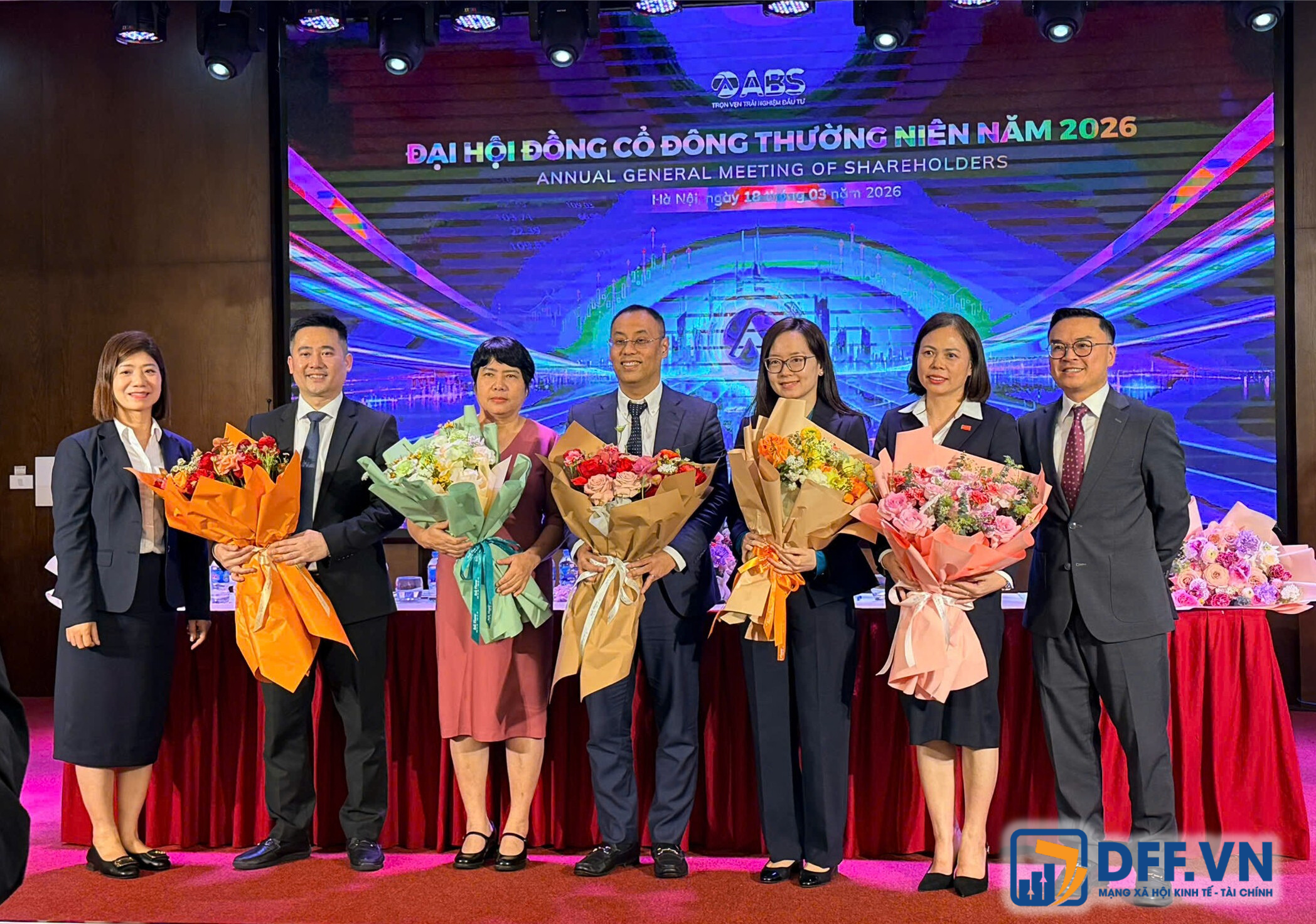Bà Vũ Khánh Linh (đứng thứ 3 từ phải sang) - con gái ông Vũ Văn Tiền - đắc cử HĐQT (Ảnh: Thành viên DFF.VN)