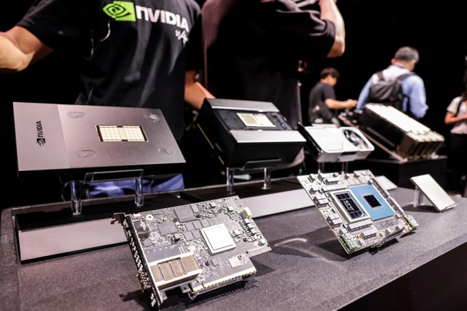 Muốn mua chip AI Nvidia, AMD số lượng lớn? Hãy rót tiền vào Mỹ