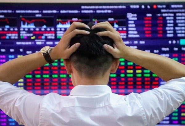 Chứng khoán đỏ lửa, hơn 180 mã nằm sàn, VN-Index lần đầu bốc hơi 100 điểm