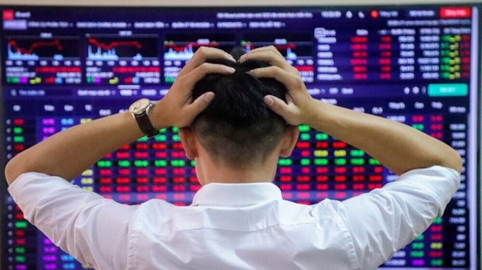 Chứng khoán đỏ lửa, hơn 180 mã nằm sàn, VN-Index lần đầu bốc hơi 100 điểm