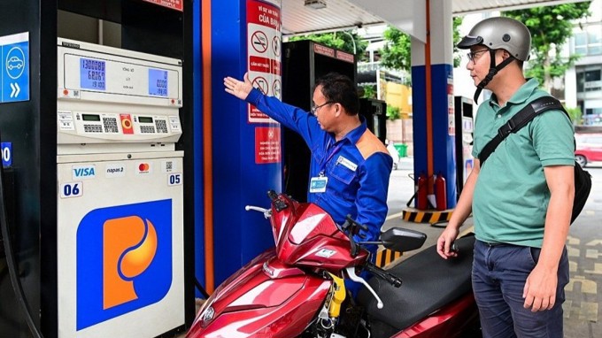 Chi mạnh quỹ bình ổn, giá xăng vẫn tăng hơn 2.000 đồng mỗi lít