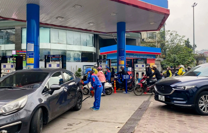 Giá xăng giảm mạnh: RON 95 về còn 25.240 đồng/lít