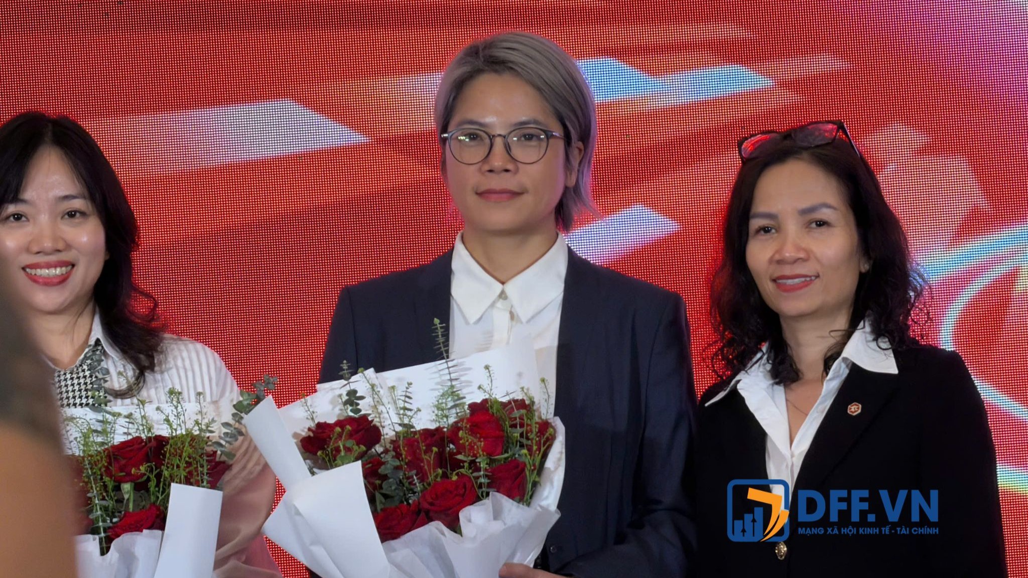 Bà Đậu Hà Lam (giữa) - tân Thành viên HĐQT DNSE Bà Đậu Hà Lam (giữa) - tân Thành viên HĐQT DNSE