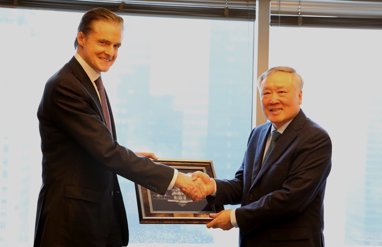 Phó Thủ tướng Nguyễn Hòa Bình tiếp ông Christopher Turner – CEO Quỹ đầu tư tư nhân Warburg Pincus (Ảnh: VGP)