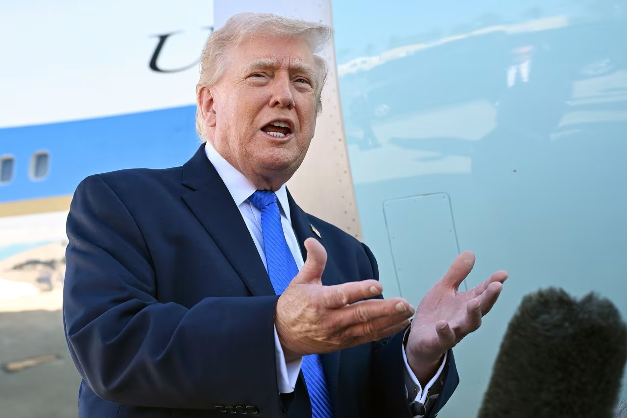 Tổng thống Mỹ Donald Trump nói chuyện với các phóng viên trước khi lên chuyên cơ Air Force One tại sân bay quốc tế Palm Beach hôm thứ 23/3 (Ảnh: Getty Images)