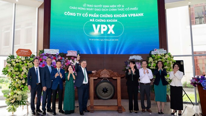 Nhà đầu tư mua cổ phiếu IPO VPX "về bờ"