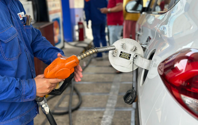 Giá xăng tăng sốc 4.700 đồng/lít, RON 95 vượt 27.000 đồng